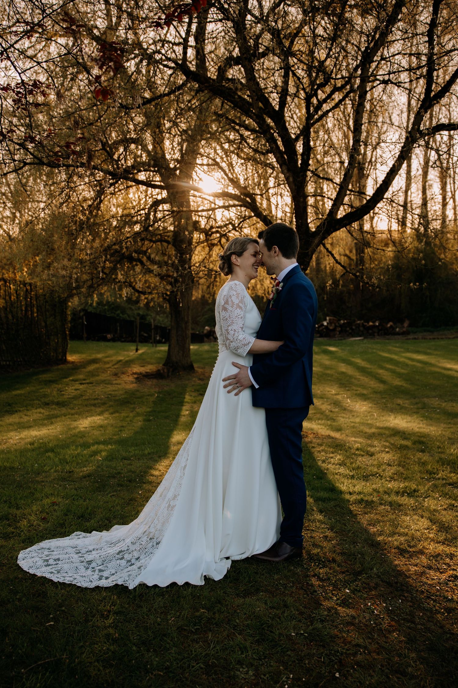 Reportage photo mariage en Belgique : portrait spontané des mariés dans un jardin en Wallonie.