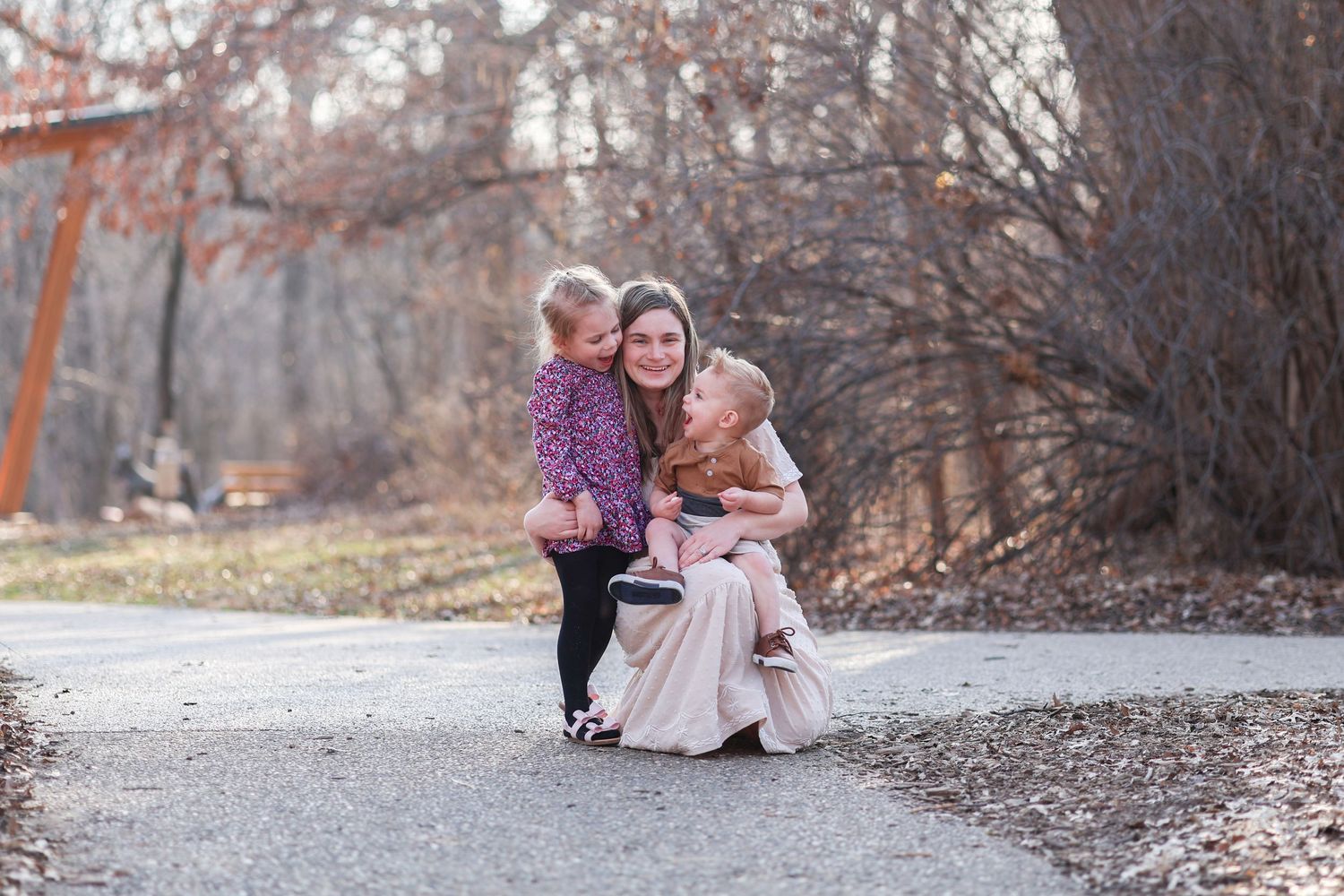 Springfield IL Photographer captures a young mom with her kids during a session in Central IL