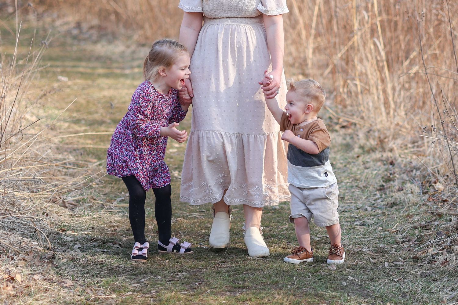 Springfield IL Photographer captures a young mom with her kids during a session in Central IL