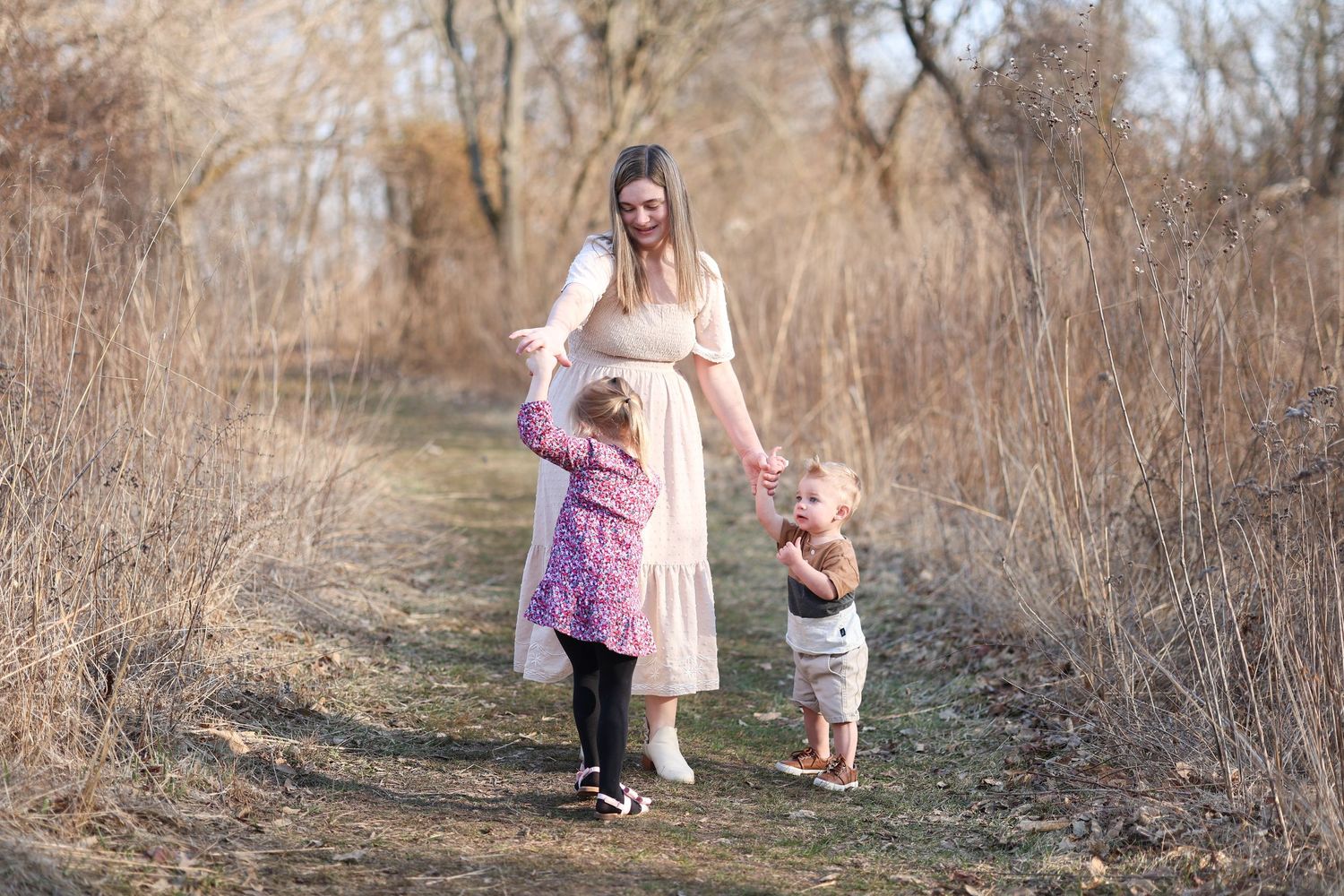 Springfield IL Photographer captures a young mom with her kids during a session in Central IL