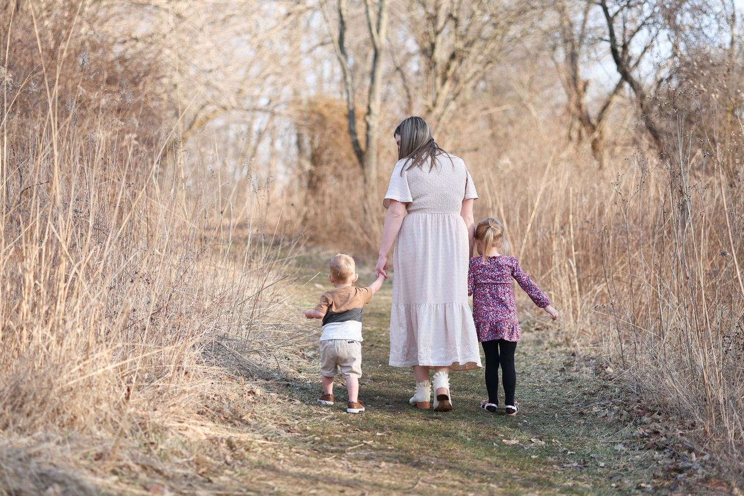 Springfield IL Photographer captures a young mom with her kids during a session in Central IL