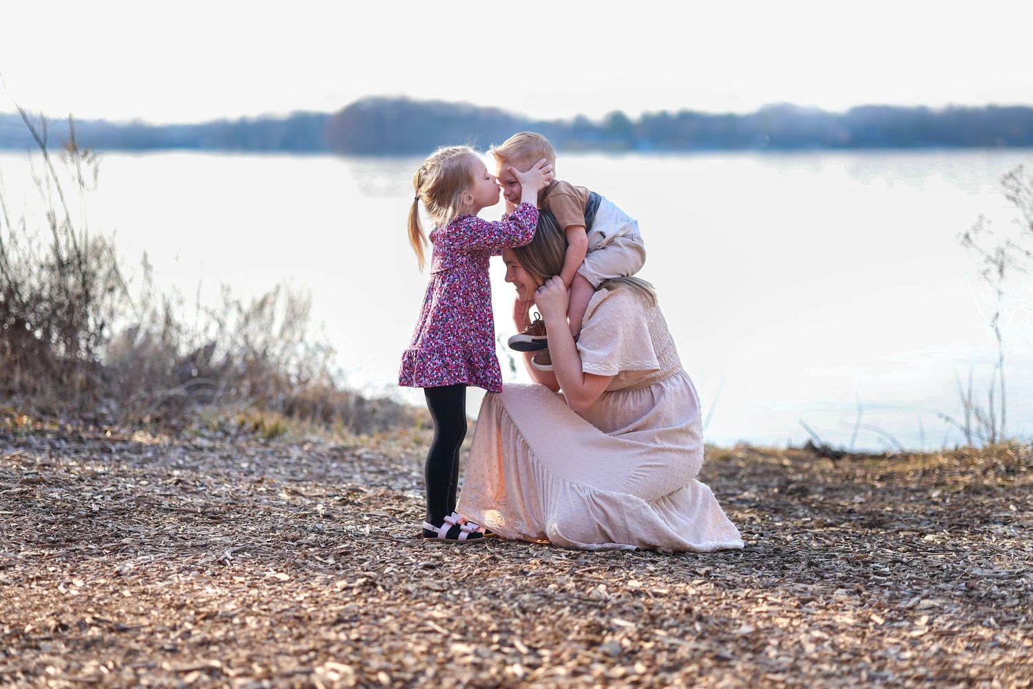 Springfield IL Photographer captures a young mom with her kids during a session in Central IL