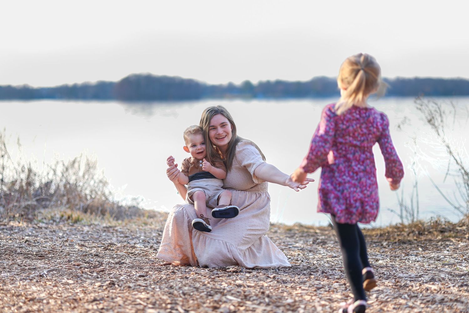 Springfield IL Photographer captures a young mom with her kids during a session in Central IL