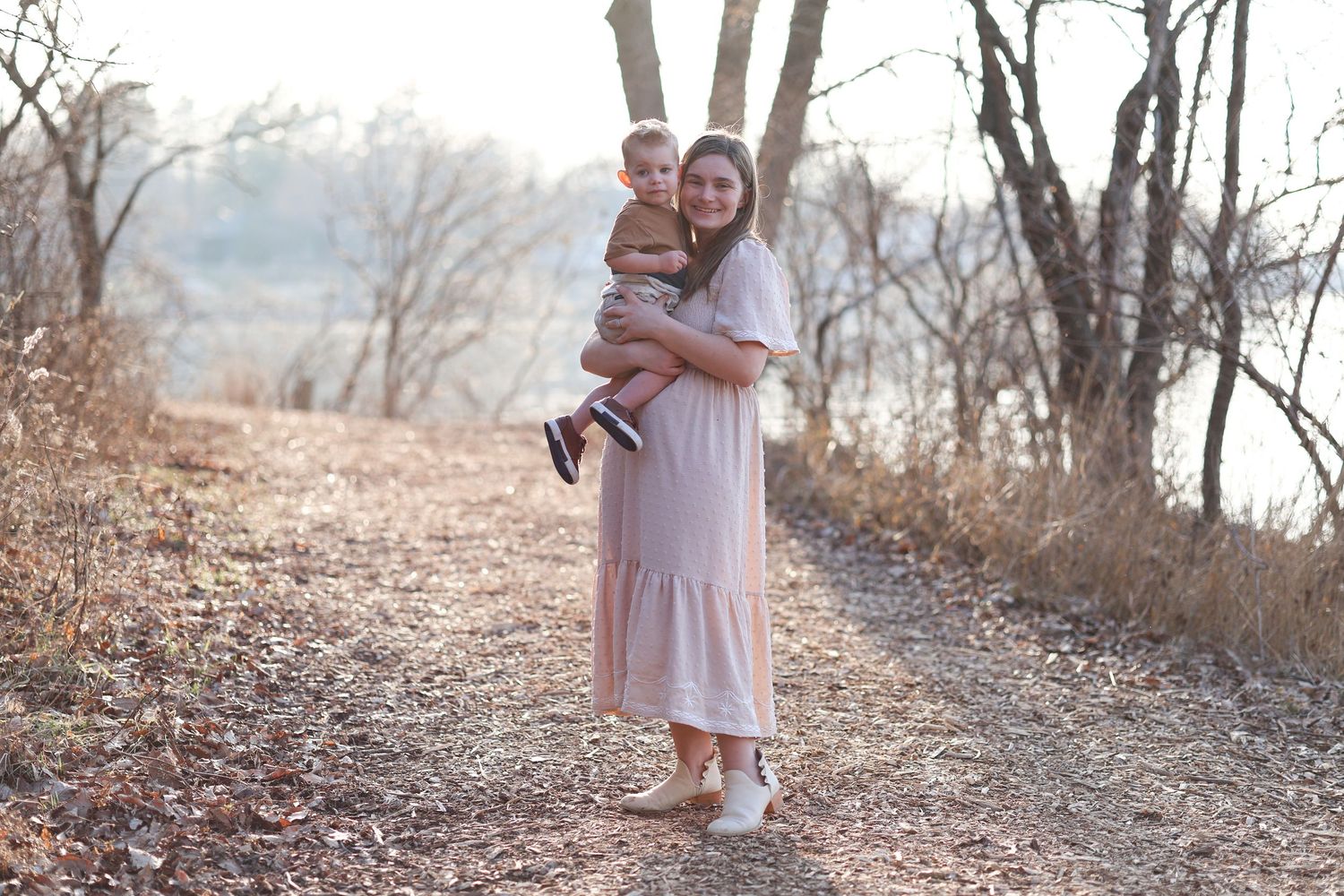 Springfield IL Photographer captures a young mom with her kid during a session in Central IL