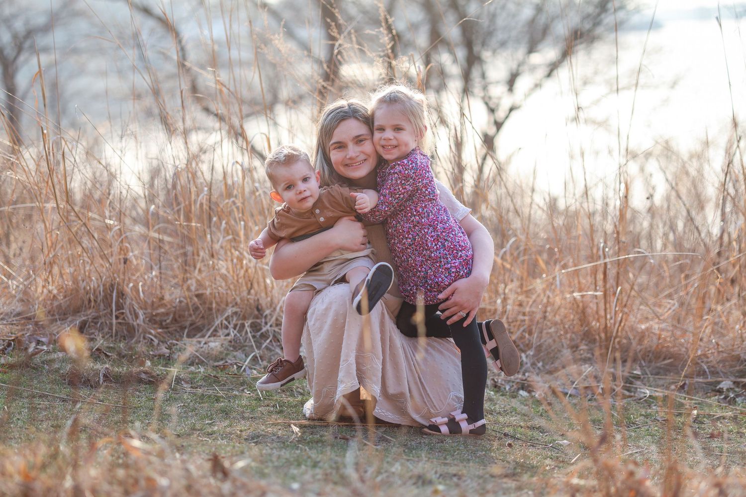 Springfield IL Photographer captures a young mom with her kids during a session in Central IL
