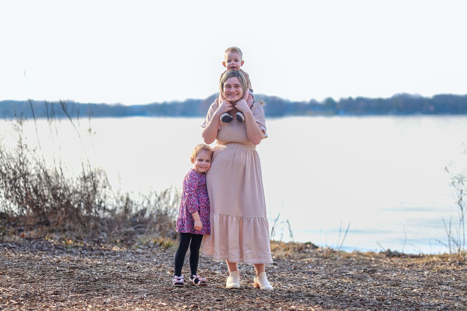 Springfield IL Photographer captures a young mom with her kids during a session in Central IL