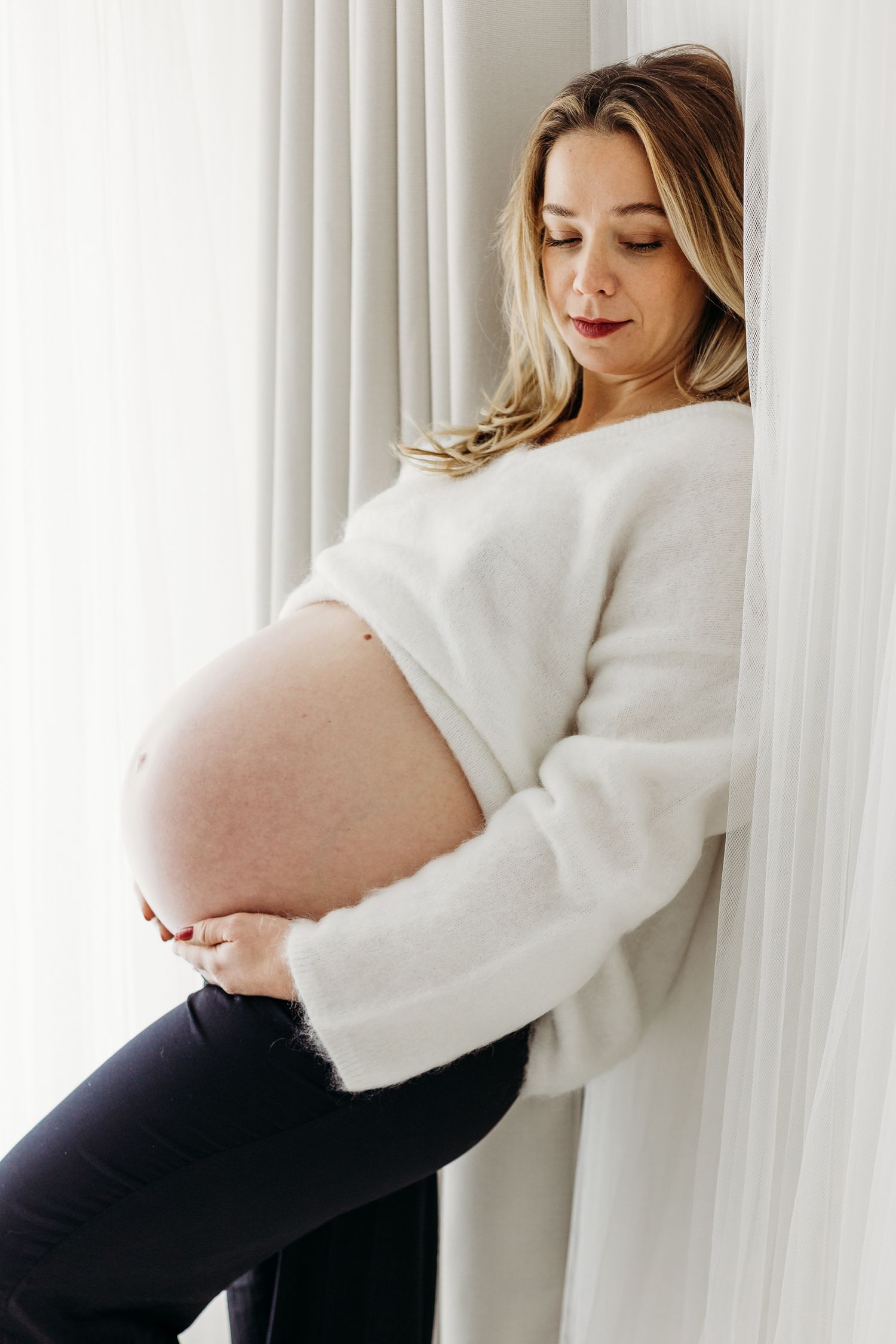 Maternity portraits in Mapperley studio, Nottingham photographer capturing glowing mum-to-be with timeless elegance.