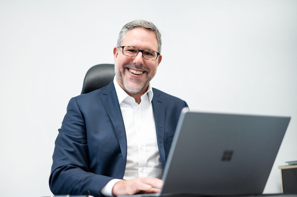 Geschäftsmann arbeitet am Laptop, professionelle Businessfotografie für Büro, Unternehmen und Corporate-Auftritt.