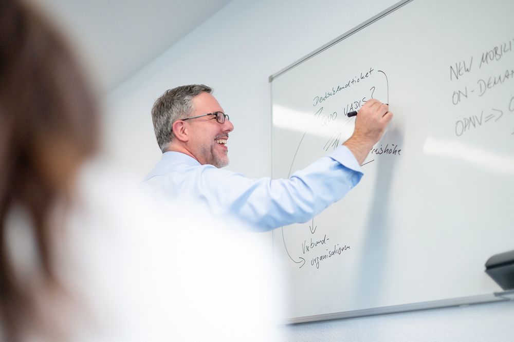 Zwei Führungskräfte im Gespräch, authentische Businessfotografie für Büro, Unternehmensprofil und Corporate Branding.
