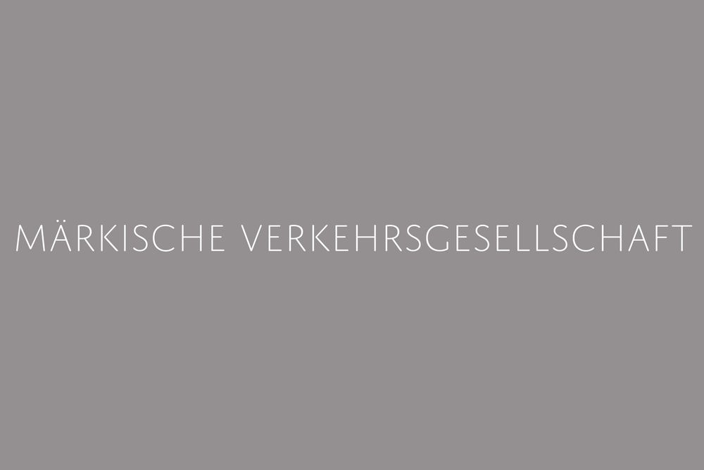 Ein grauer Hintergrund mit dem Text: MARKISCHE VERKEHRSGESELLSCHAFT