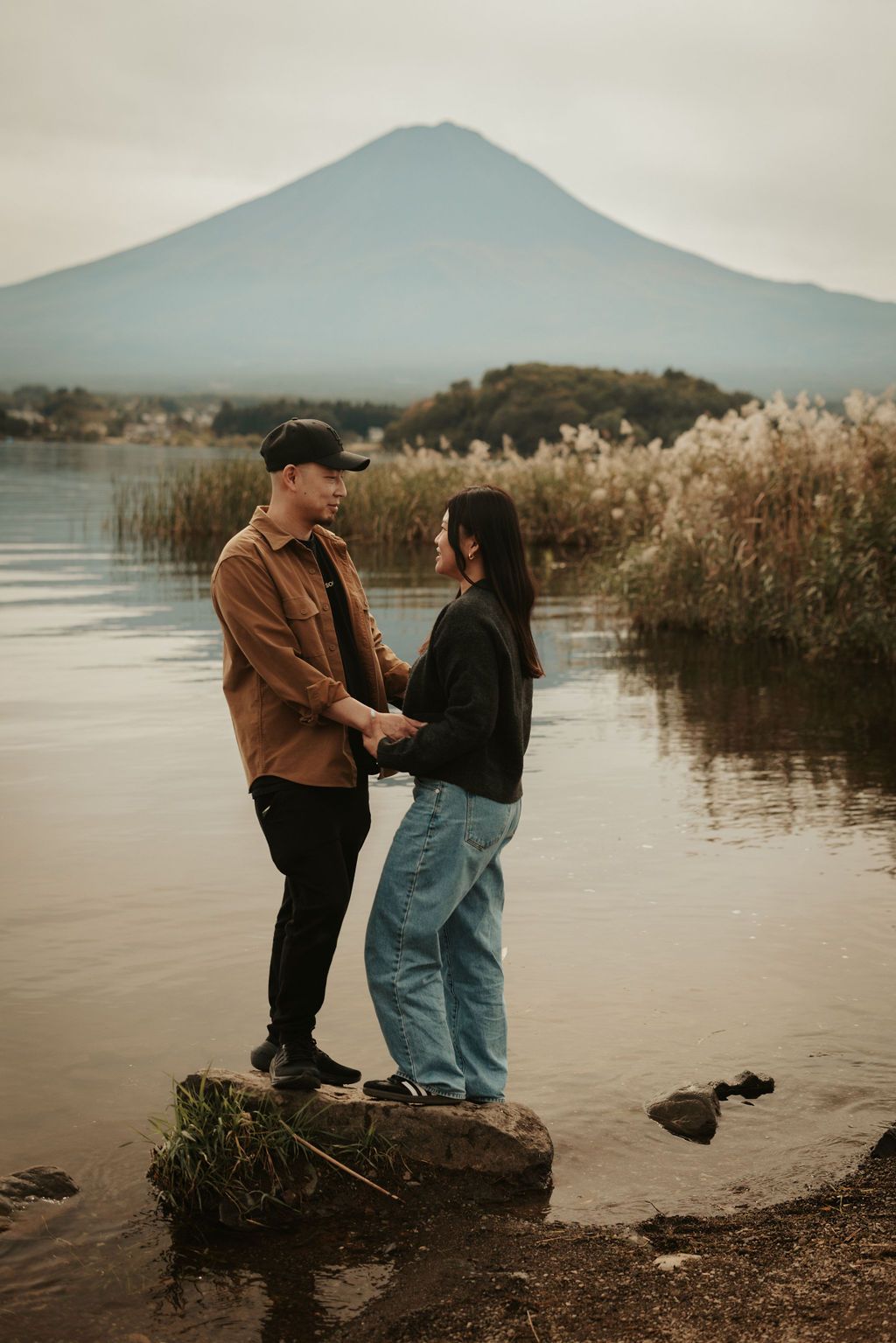 Surprise proposal and engagement photography at Lake Kawaguchiko Mount Fuji during Autumn