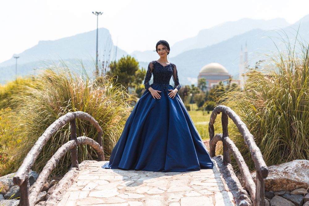 Photo de fiançailles, femme avec une longue robe bleu
