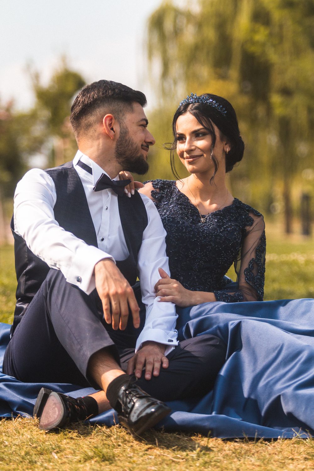 Photo de couple lors de fiançailles, femme avec une longue robe bleu