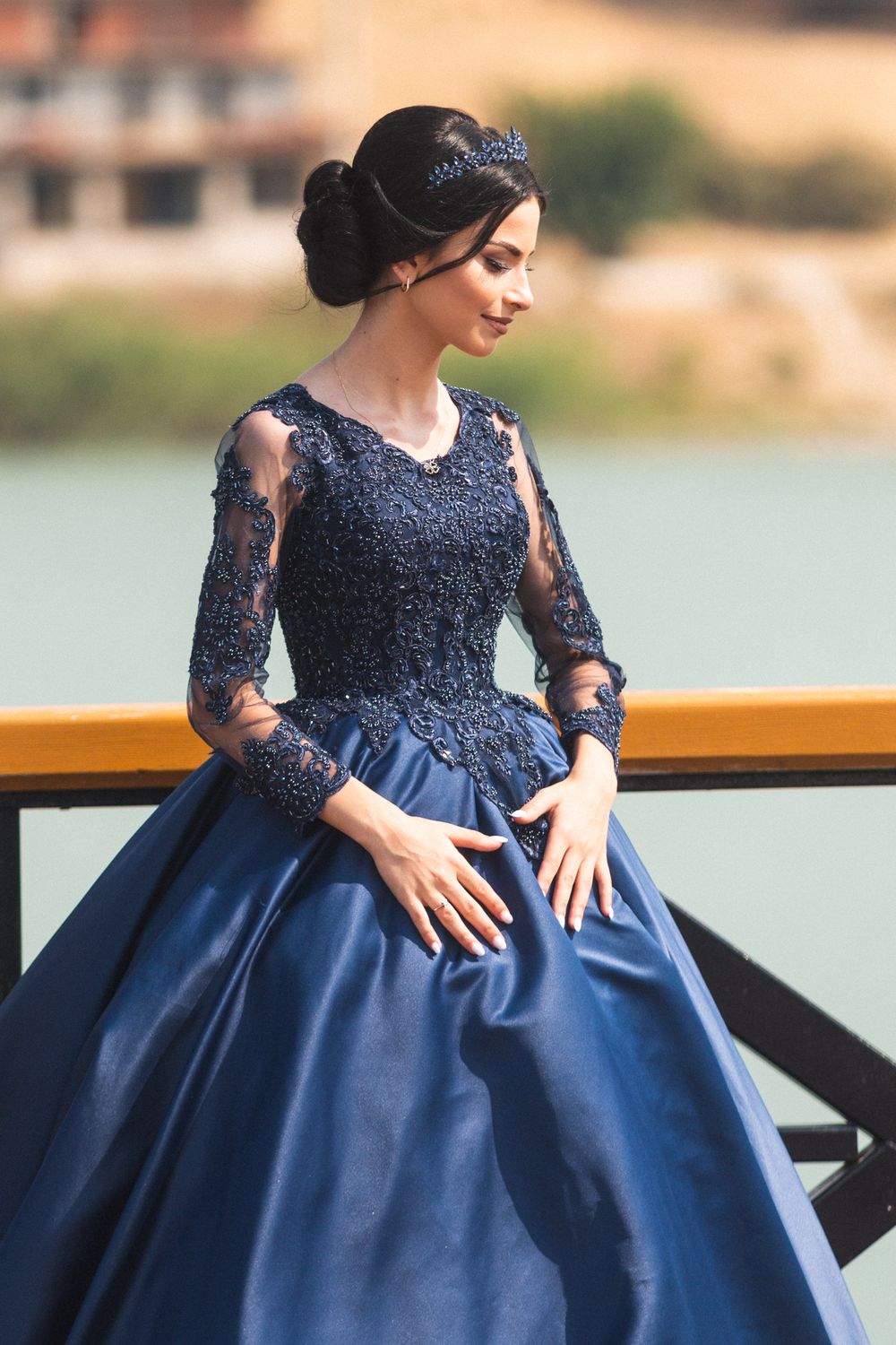 Photo de fiançailles, femme avec une longue robe bleu