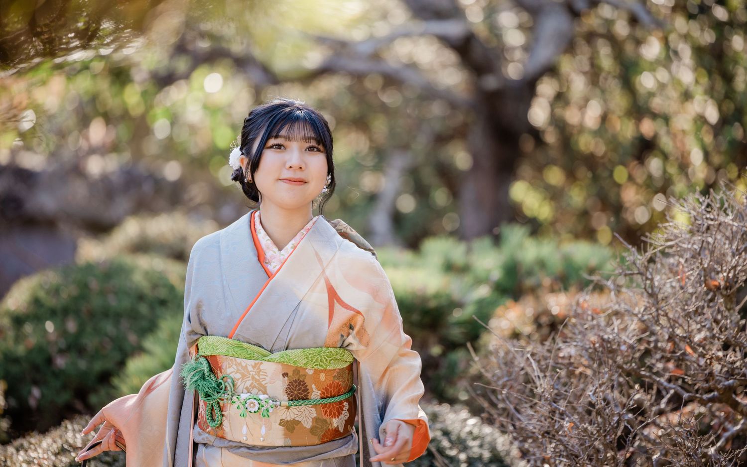 A panoramic series showing someone in traditional Japanese dress posing in a garden environment.