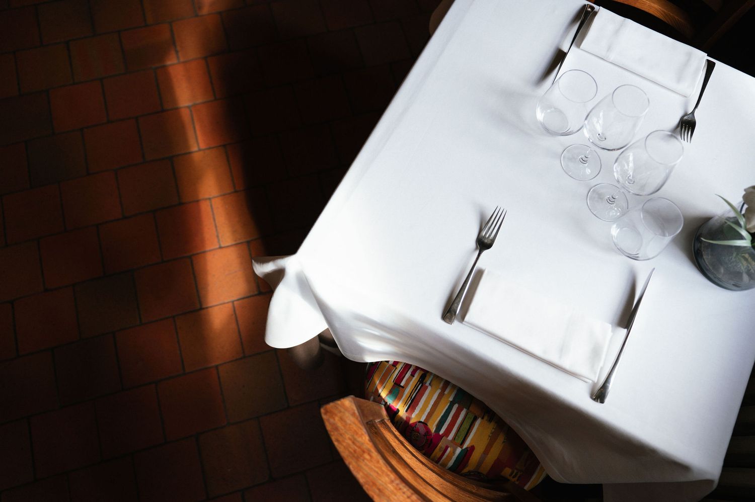 Table dressée à l’Auberge de la Croix Blanche, restaurant Michelin en Sologne ; reportage photo gastronomie haut de gamme