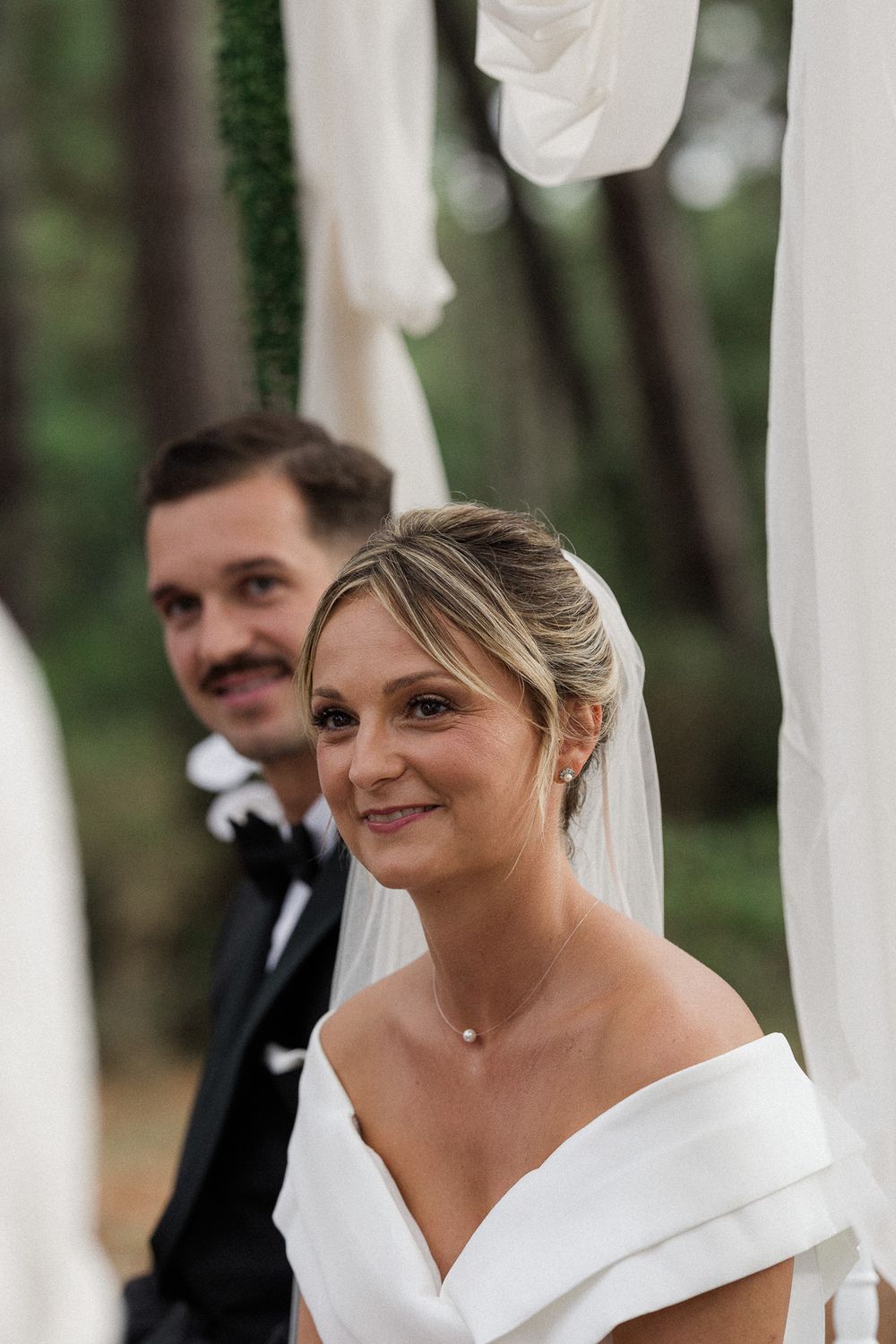 Photographe de mariage capturant des instants sincères et intemporels avec une approche artistique, élégante et naturelle.