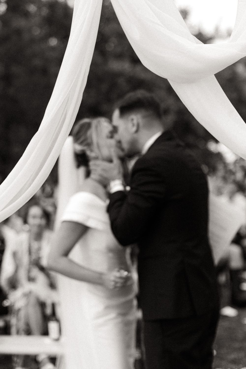Photographe de mariage capturant des instants sincères et intemporels avec une approche artistique, élégante et naturelle.