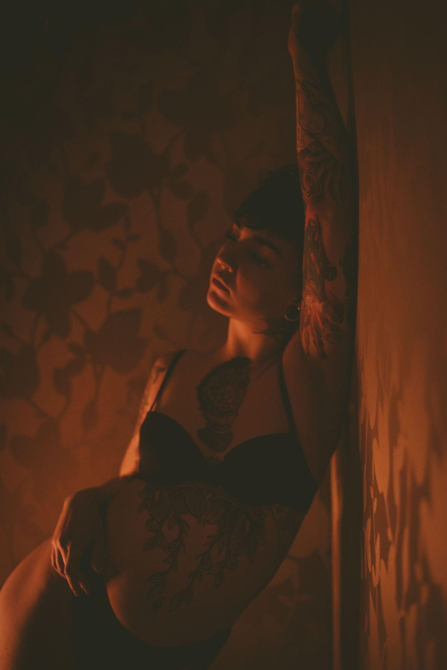 séance photo femme boudoir body noir ambiance vintage couleurs chaudes, détails , Limoges, photographe femme, séance bienveillante