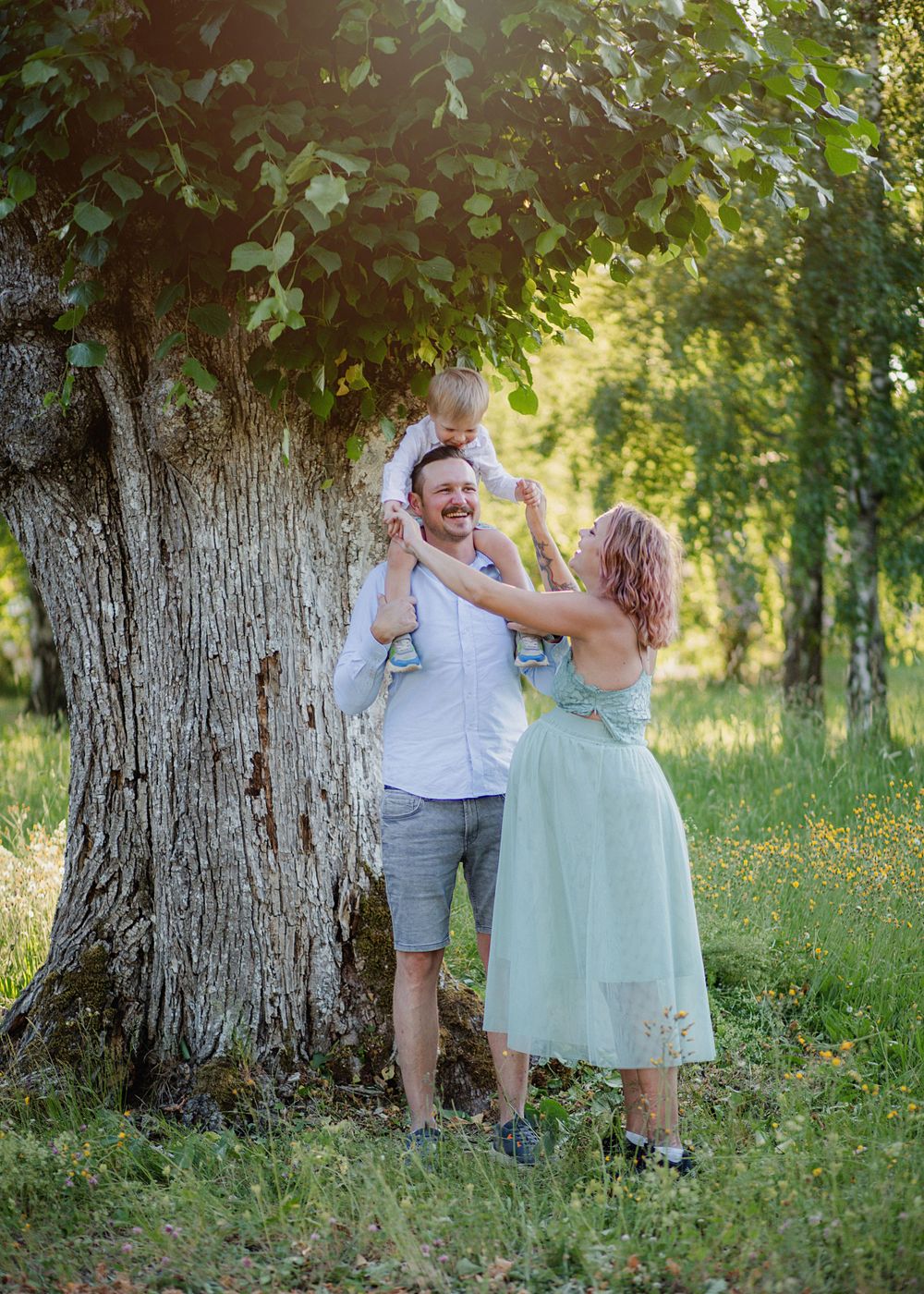 Förväntansfull mamma i en vacker gravidfotografering i Stockholm – Fånga detta magiska ögonblick.