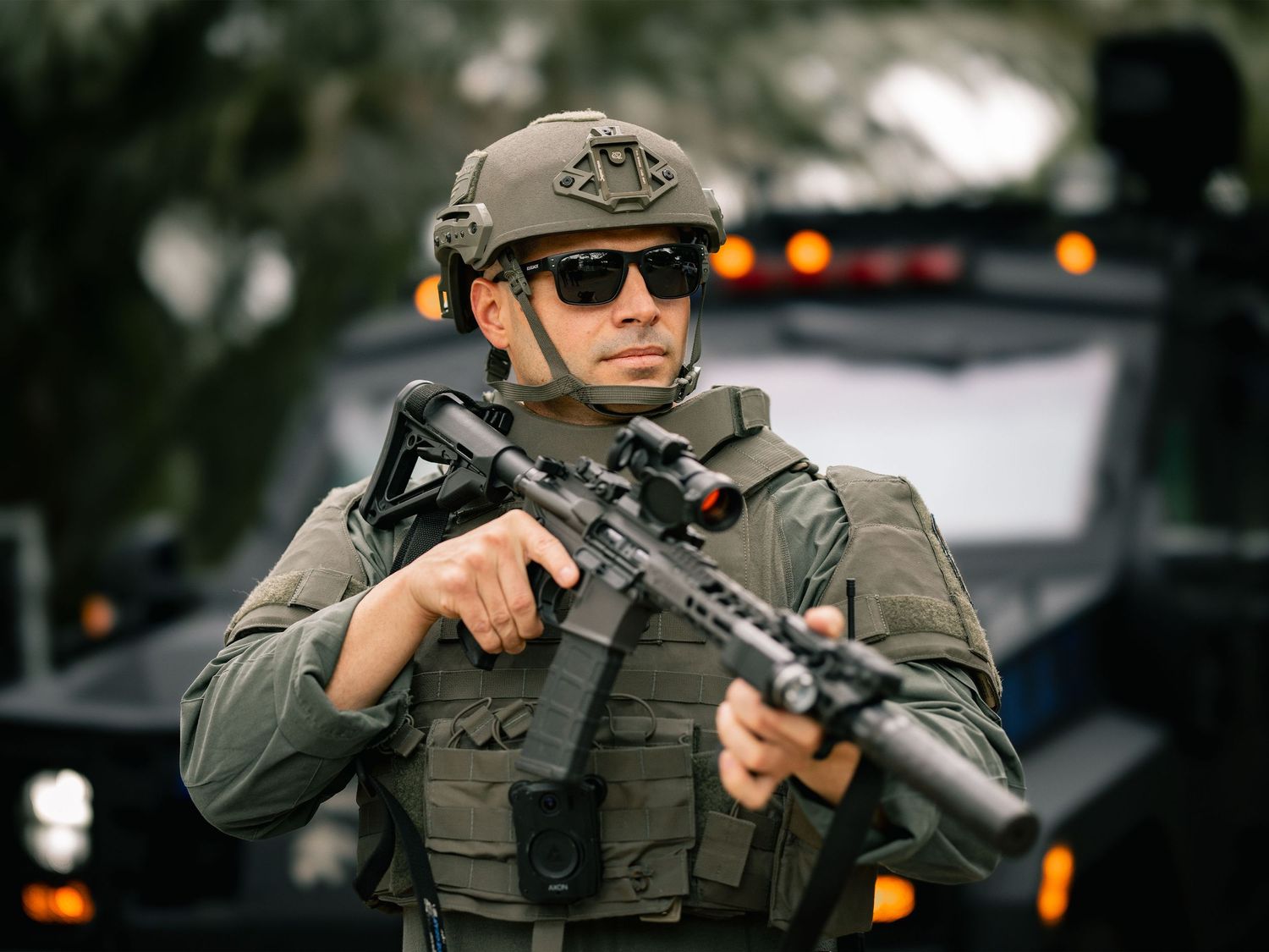 Tactical police unit in military gear with weapons during an operation.