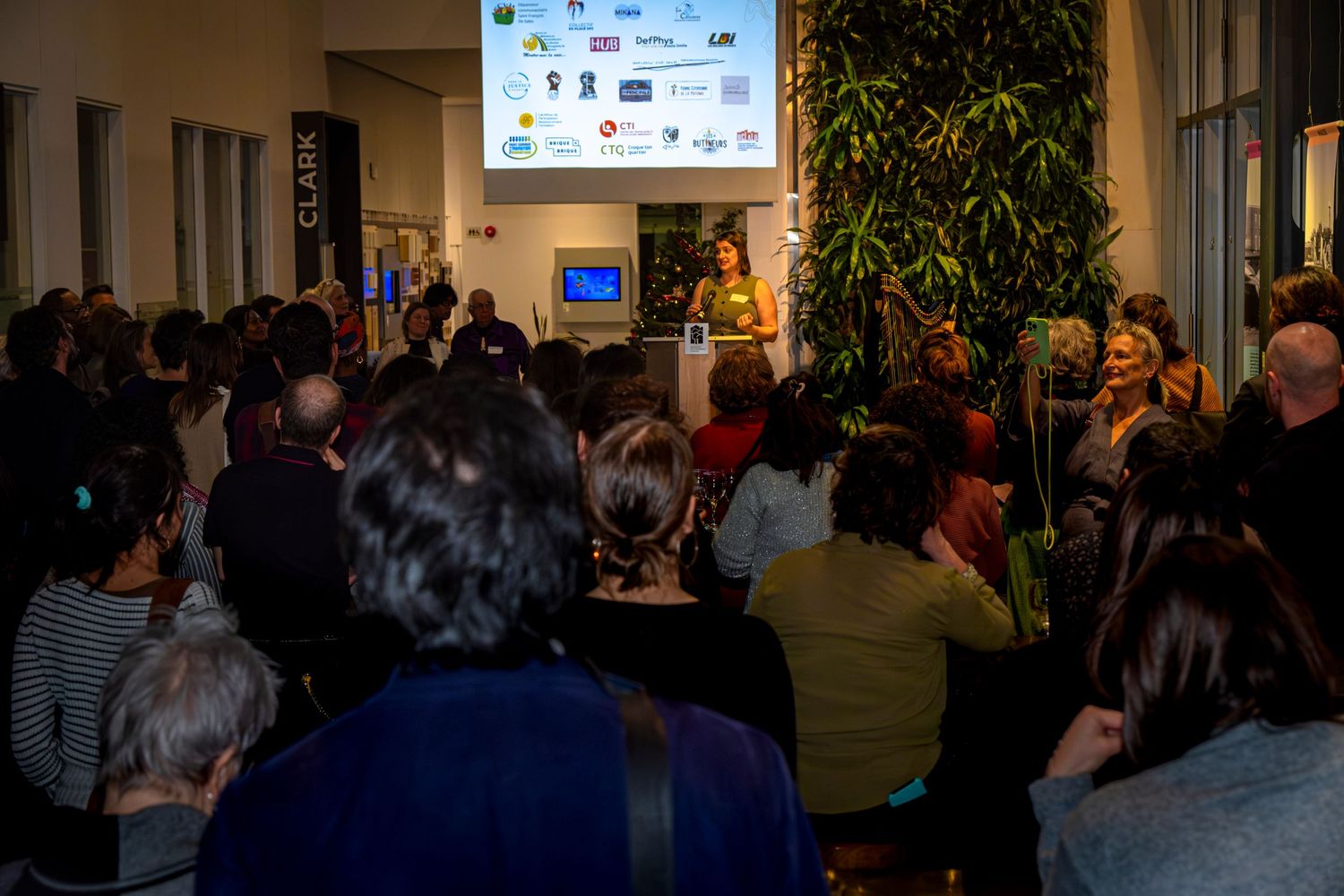 Événement corporatif à Montréal  - Corporate event in Montreal - une femme parle au micro