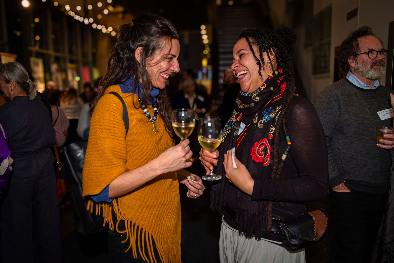 Événement corporatif à Montréal  - Corporate event in Montreal - une femme noire et une blanche se parlent avec un beau sourire
