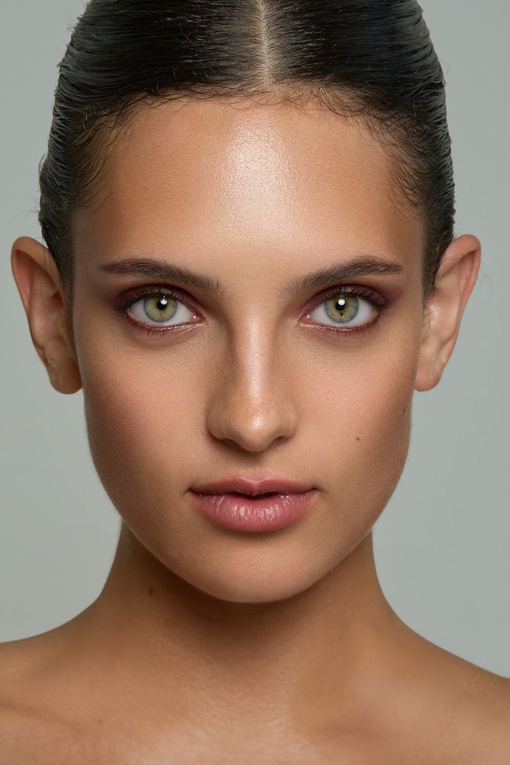Clean beauty shot, Profoto A10, Click Softbox, model Laetitia Freitag