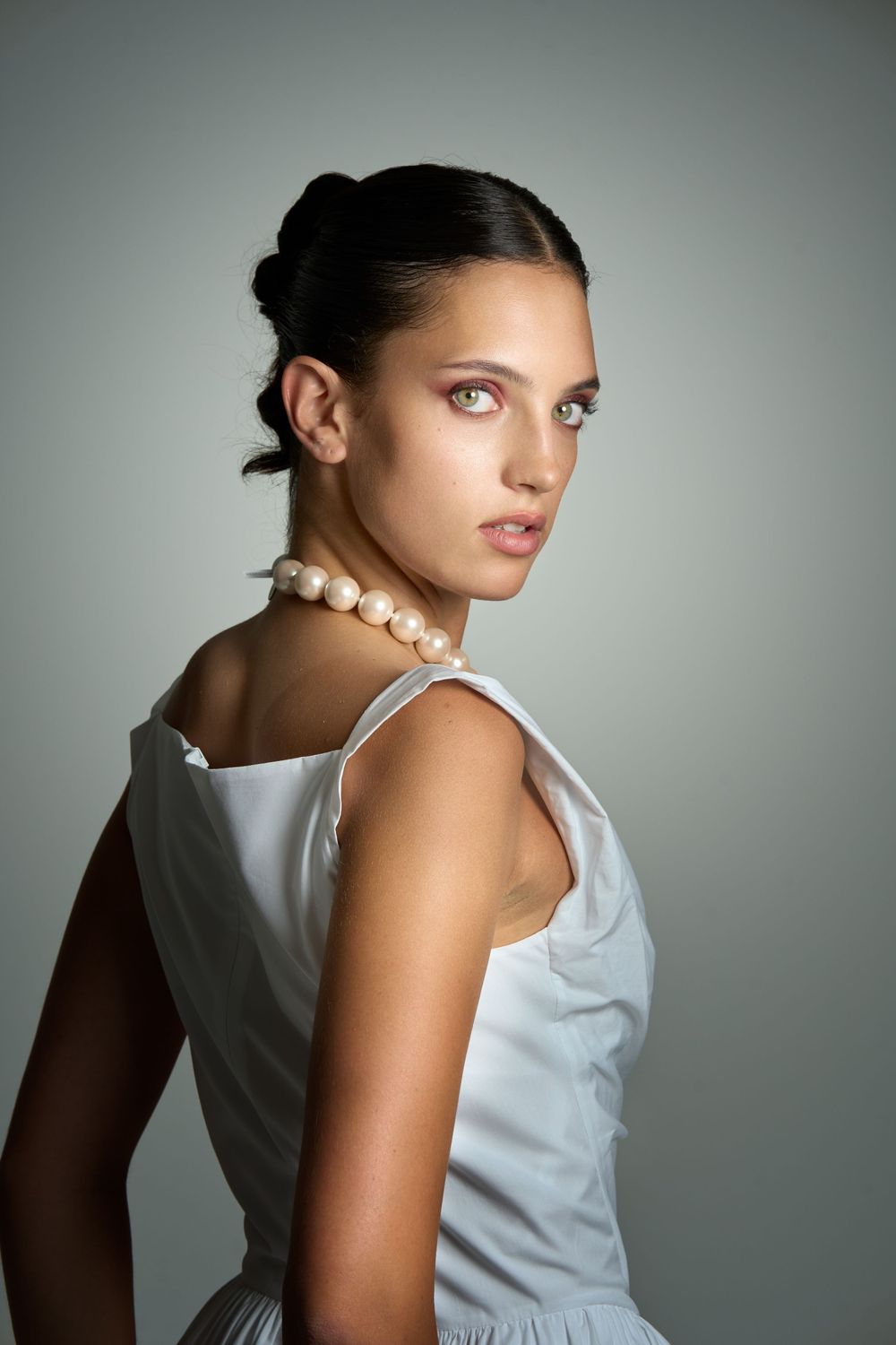 Bridal shoot with only one Profoto A10, model Laetitia Freitag, Studio Cherie Berlin, Profoto Roadshow, Photo: Jeroen Nieuwstad