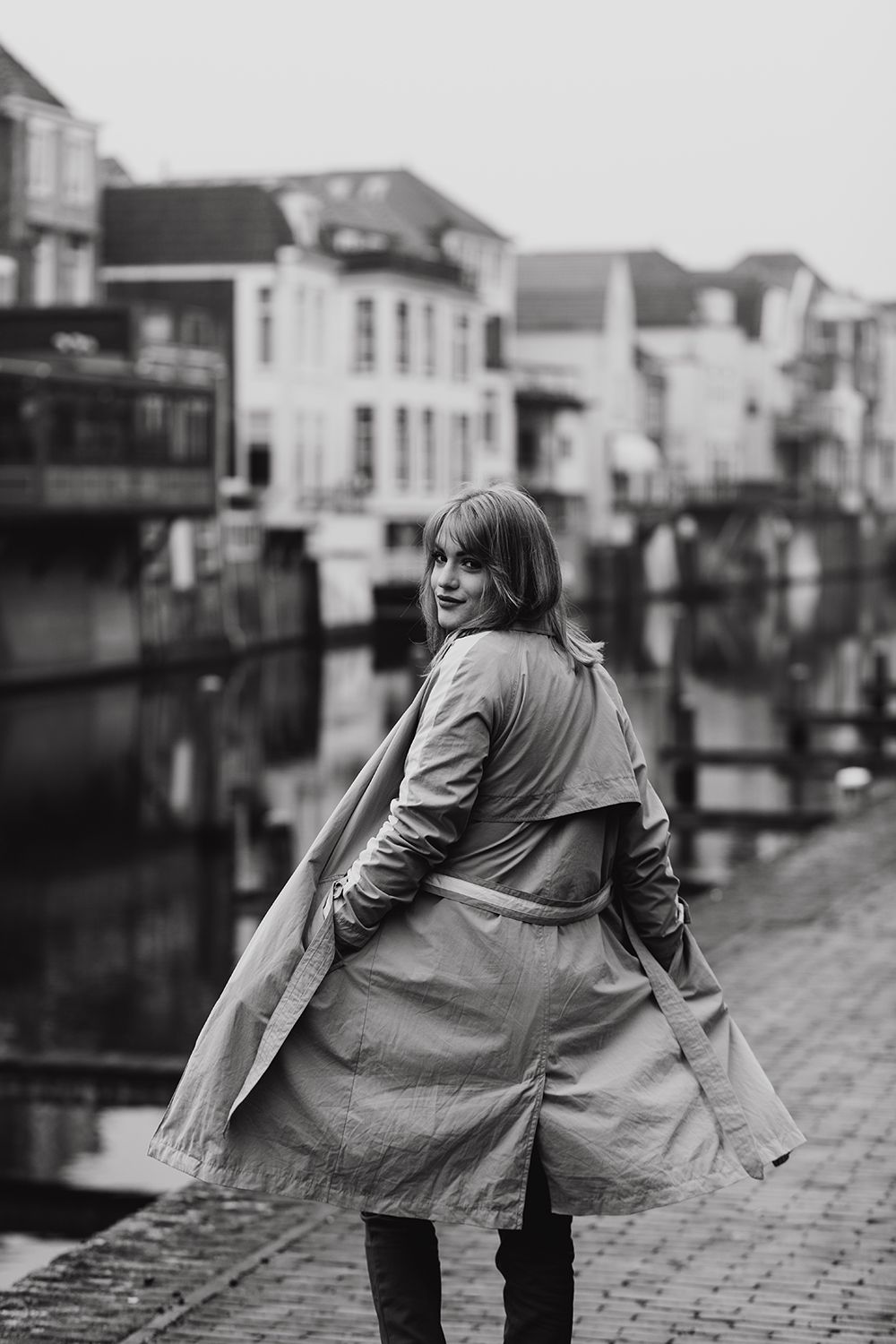 Zwart wit foto met vrouwelijke ondernemer met een mooie setting in de stad.
