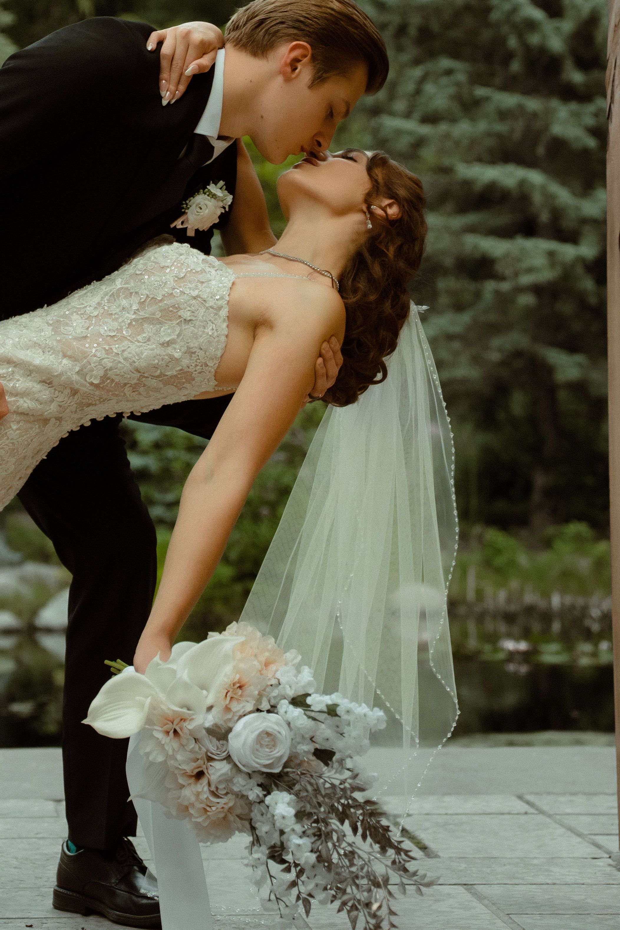 Local Manitoba Wedding Photographer photographs newly married Couple