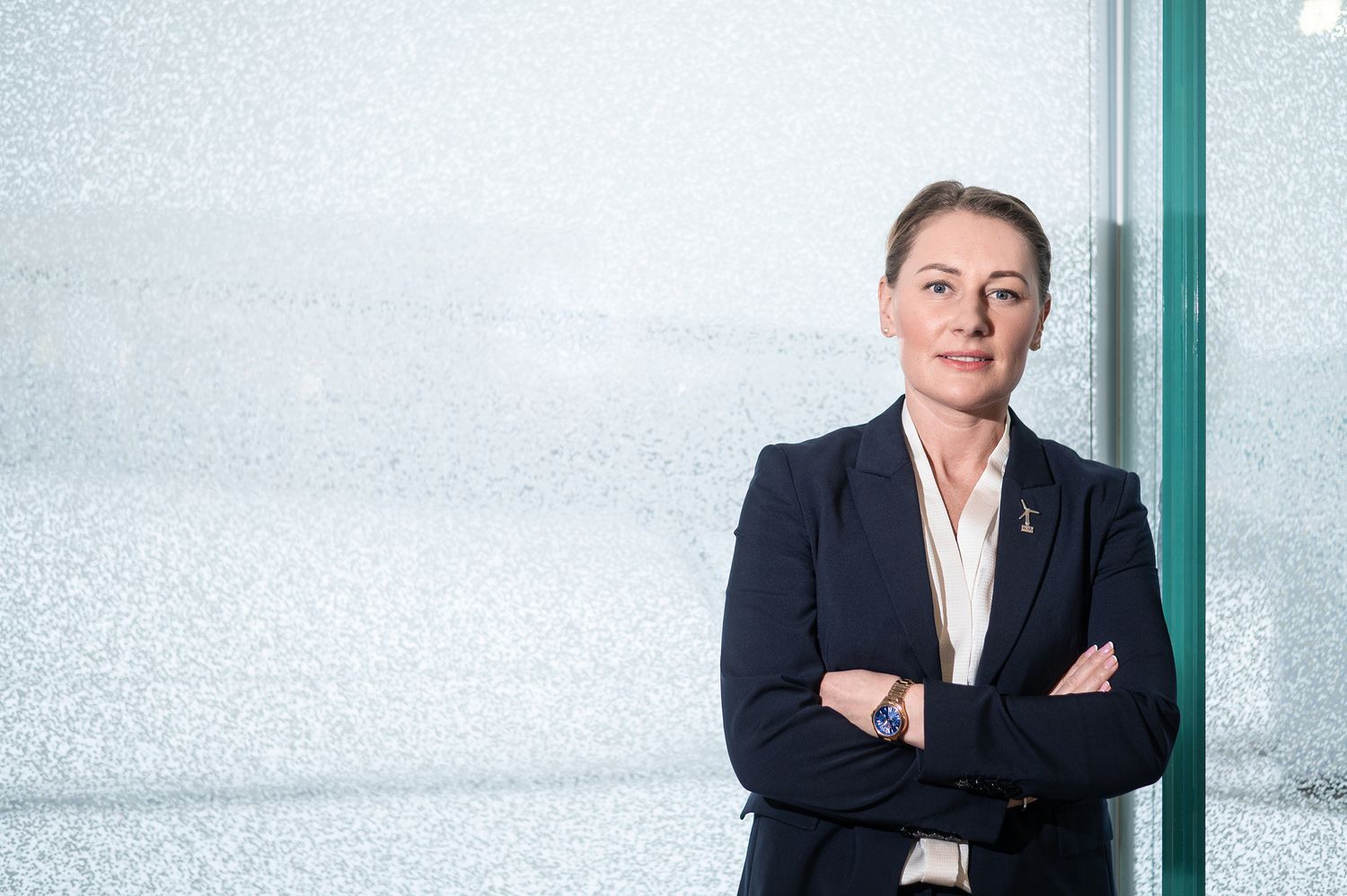 Toimutusjohtaja poseeraa modernissa toimistorakennuksessa Helsingissä