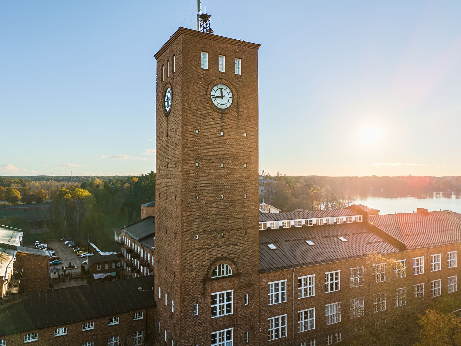 Littoisten verkatehdas ja syksyinen ympäristö. Myös littoistenjärvi näkyy taustalla.