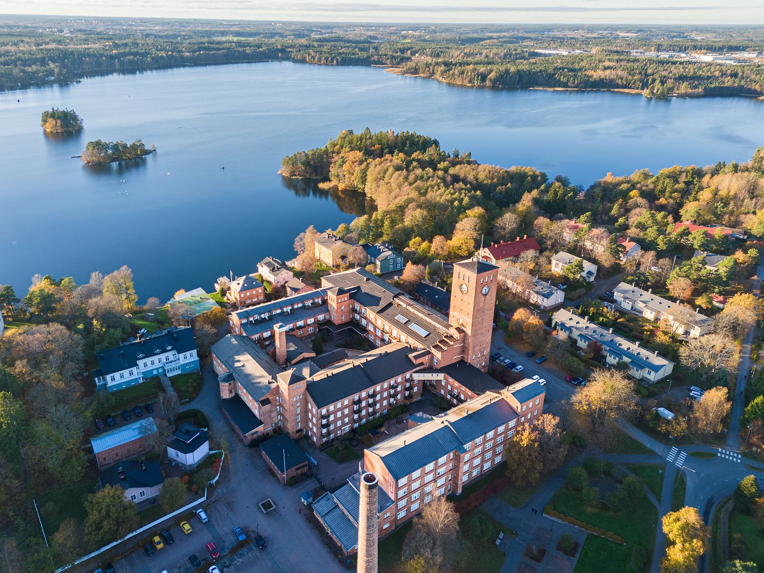 Littoisten verkatehdas ja syksyinen ympäristö. Myös littoistenjärvi näkyy taustalla.