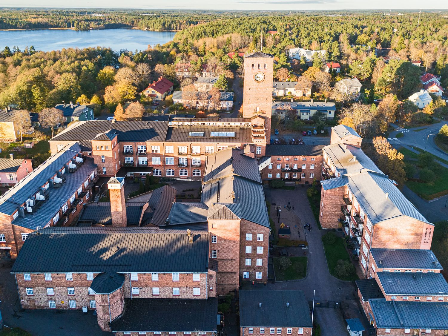 Littoisten verkatehdas ja syksyinen ympäristö. Myös littoistenjärvi näkyy taustalla.