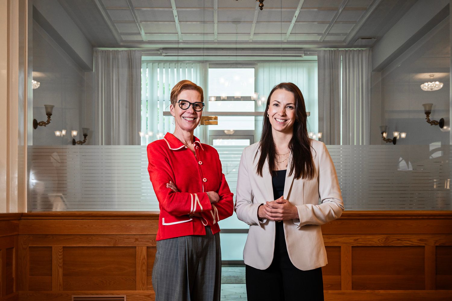 Yrityksen työntekijät poseeraavaat vanha pankin tiloissa Turussa.