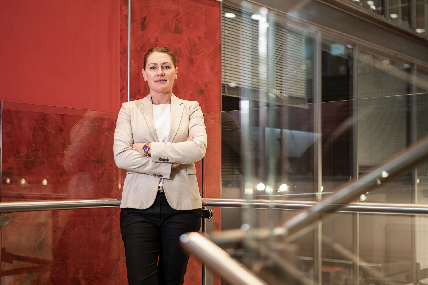 Toimutusjohtaja poseeraa modernissa toimistorakennuksessa  Espoossa