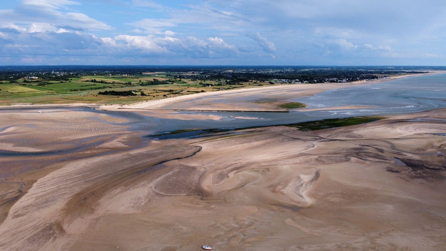 Baie de la pointe d'Agon vue du ciel en drone dans le département de la Manche en Normandie - Cotentin.