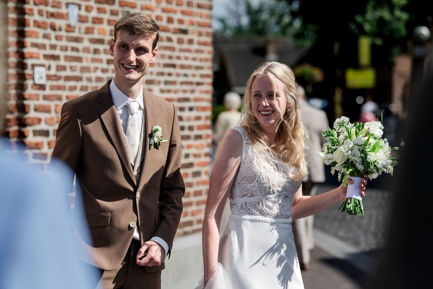 Bruidspaar net getrouwd in de kerk
