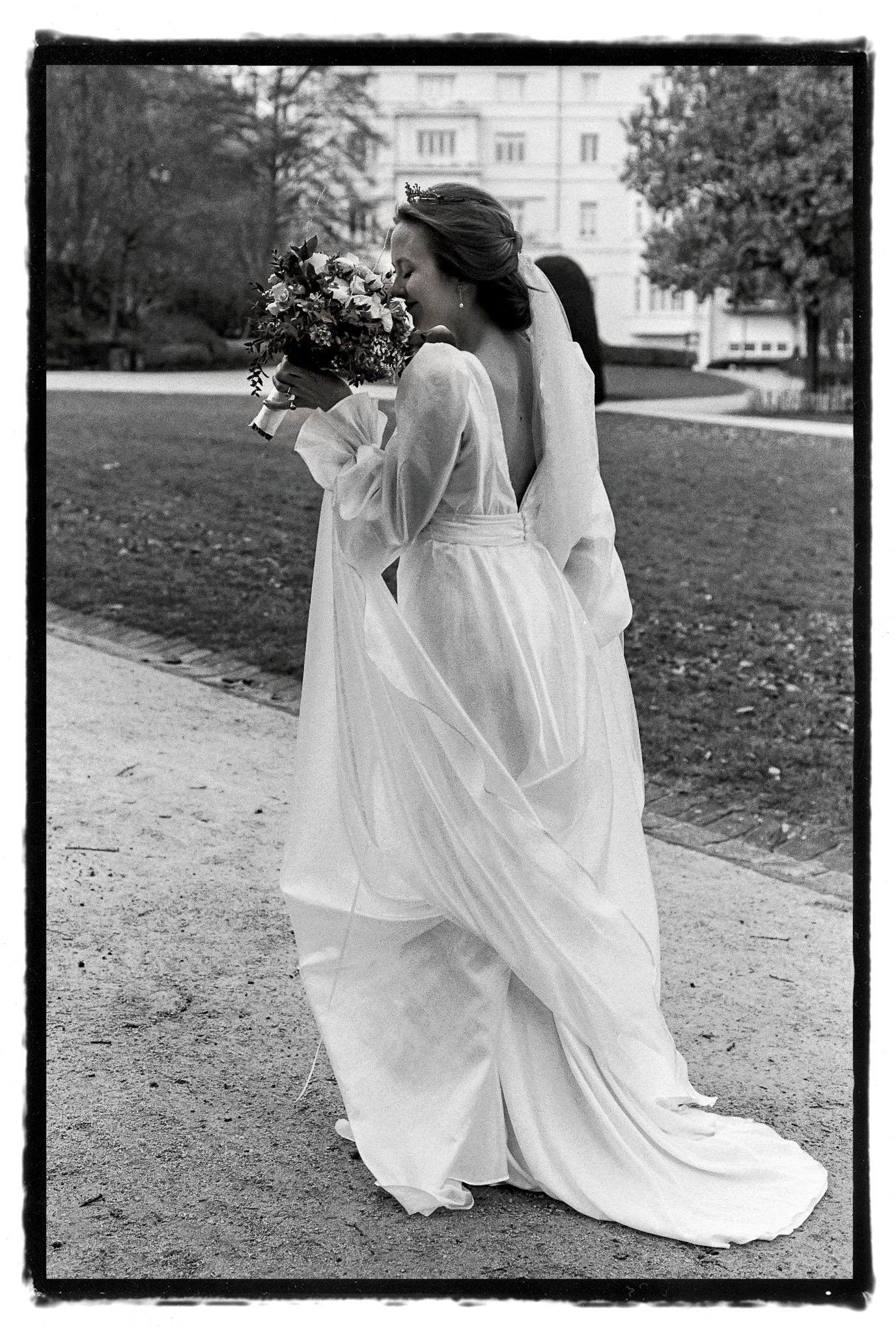 Photo argentique noir & blanc de la préparation mariés