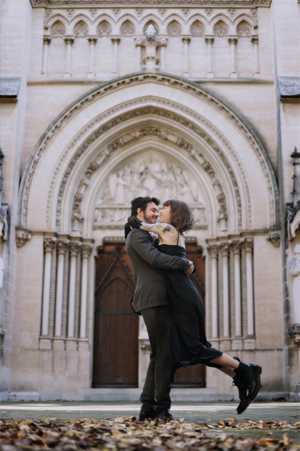 Séance photo par Chaemi Studio, photographe à Montpellier. Shooting portrait éditorial, architectural et élégant en couple.