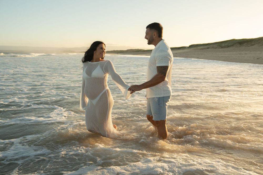 maternity photos capturing connection between expecting parents