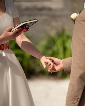 Les mariés échangeant leurs voeux lors d'une cérémonie de mariage en plein air. Photographe premium Stéphanie Lecaudé