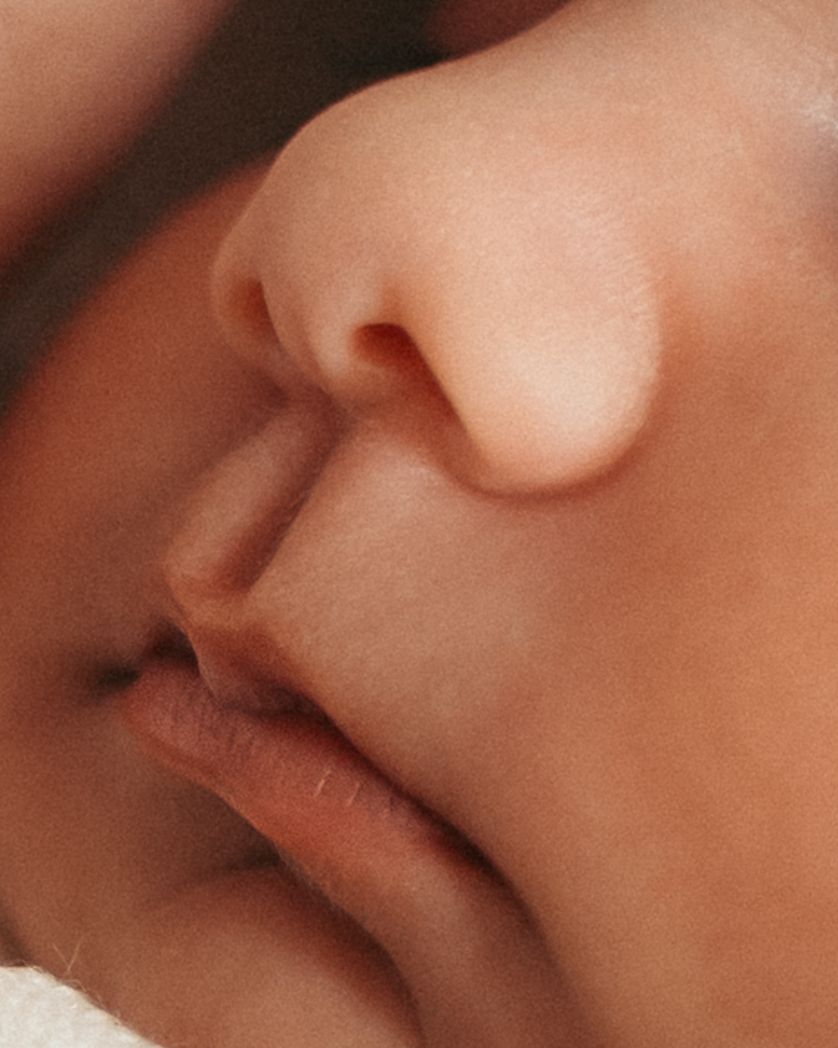Detalle de la nariz y los labios de un bebé recién nacido durante una sesión newborn en La Cellera de Ter.