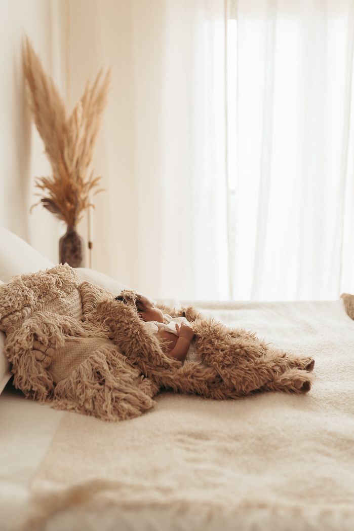 Bebé recién nacido dormido durante una sesión de fotografía newborn en el estudio de María Guerrero en La Cellera de Ter.Girona