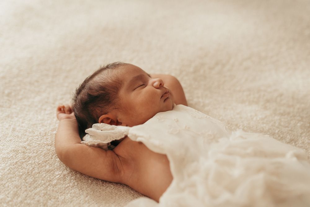 Bebé recién nacido dormido durante una sesión de fotografía natural newborn en el estudio de María Guerrero en La Cellera de Ter.
