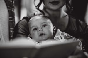 Fotografii de la botez, cu emoții autentice și momente de familie. Portretul copilului, detalii cu lumânări și cadre pline de căldură suflet