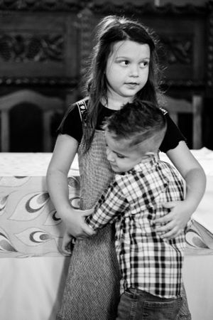 Fotografii de la botez, cu emoții autentice și momente de familie. Portretul copilului, detalii cu lumânări și cadre pline de căldură suflet