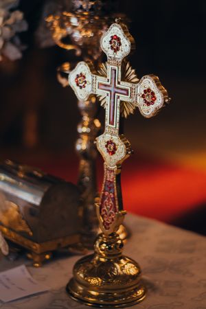 Fotografii de la botez, cu emoții autentice și momente de familie. Portretul copilului, detalii cu lumânări și cadre pline de căldură suflet