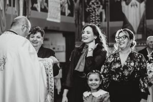 Fotografii de la botez, cu emoții autentice și momente de familie. Portretul copilului, detalii cu lumânări și cadre pline de căldură suflet